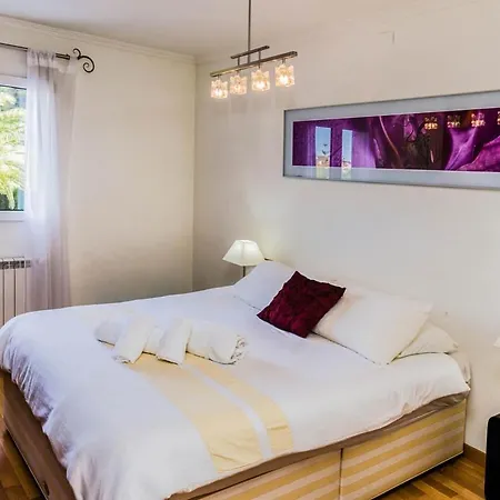 La Xara Sleeps 10 With Pool And Air Con * Дения