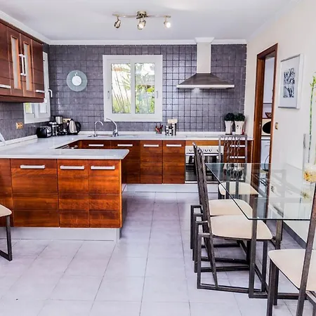 La Xara Sleeps 10 With Pool And Air Con Дения