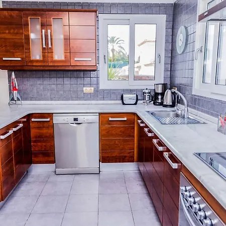 La Xara Sleeps 10 With Pool And Air Con
